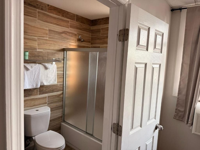Bathroom 2, Haiban Hotel Jersey City, Jersey City