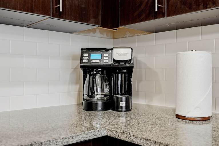 Room 5, Modern 2BR w Pool Pet-friendly Unit 22, Hillsborough