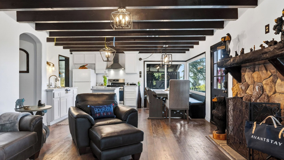 Interior 2, Emerald Overlook by Avantstay Hot Tub + Fire Pit + BBQ Deck Lake + Mtn Views, San Bernardino