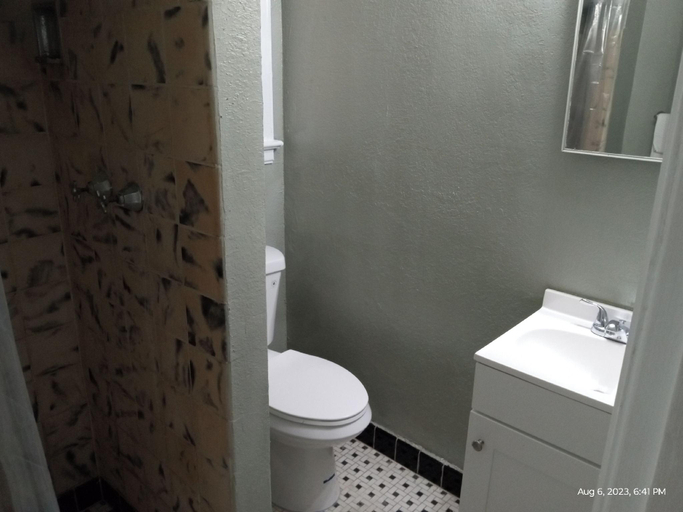 Bathroom, Homes-N-Courts, Seminole