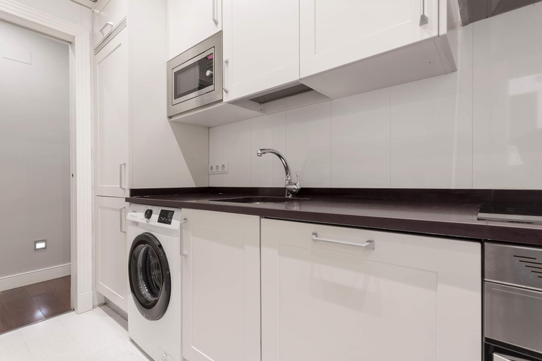 Room 3, Stylish 4BD Apartment Madrid . Duque de Osuna II, Madrid