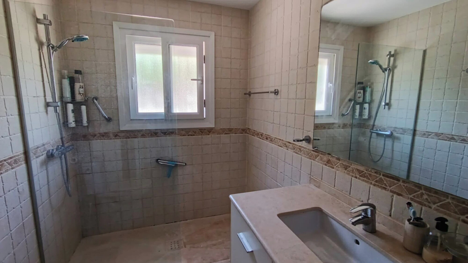 Bathroom 4, House - Sleeps 8 - Hot Tub - Beach Access, Málaga