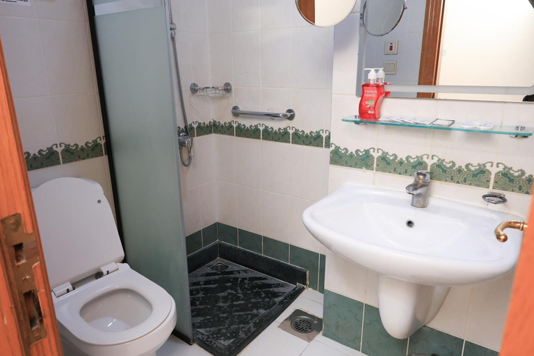 Bathroom 3, Anwar Al Zahraa Hotel, Al Madinah Al Munawwarah