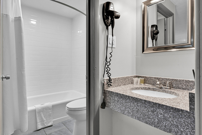 Bathroom 4, Harvest Drive Family Inn, Lancaster