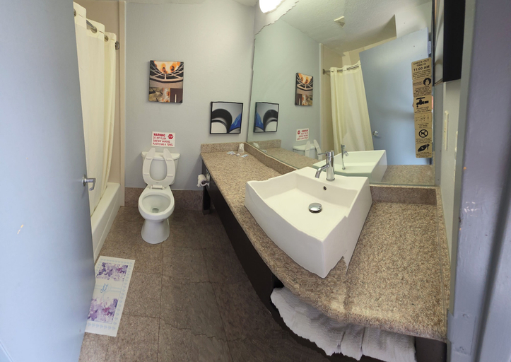 Bathroom 5, Pelham Garden Motel, New York