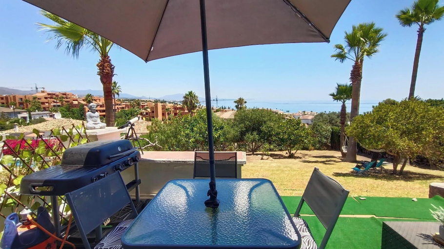 Outdoor dining 3, House - Sleeps 8 - Hot Tub - Beach Access, Málaga