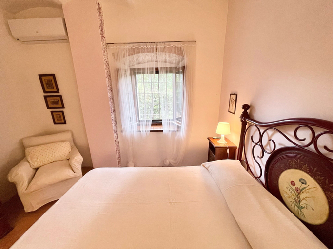 Room 5, Umbrian Paradise Contains 5 Bedrooms With Private Pool and Stunning Views, Perugia