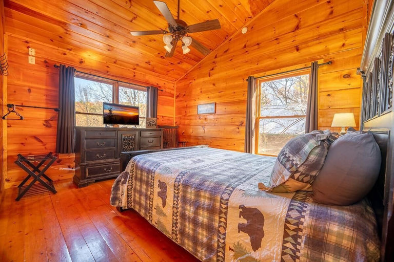 Room 4, Treetop Lodge, Sevier