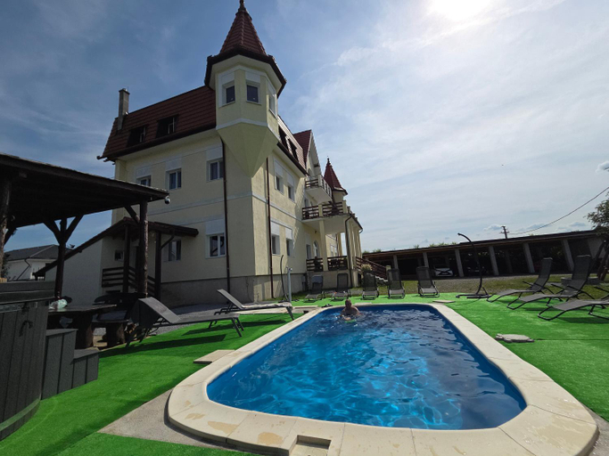 Sport & Beauty, Castle Csanyi, Livezeni