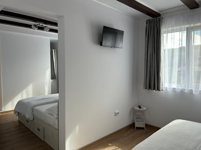 Bedroom 2, Vila Norina, Corbeni