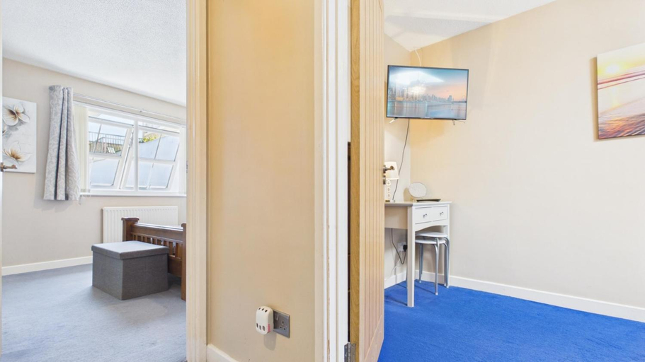Bedroom 2, Harry's - 2 Bedroom Holiday Home - Tenby, Pembrokeshire