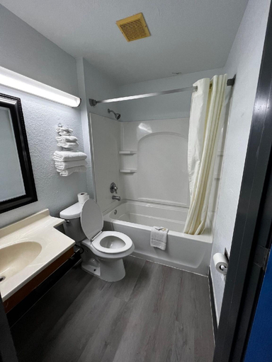 Bathroom 3, Conn Brown Harbour Inn, San Patricio