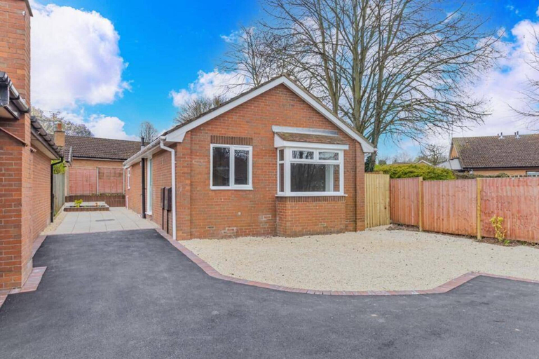 Exterior 2, Tranquil Lodge Retreat in Loughborough, Leicestershire