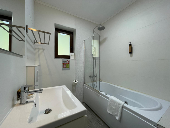 Bathroom 3, Cozy Riverfront Apartments with garden and mountain view, Busteni
