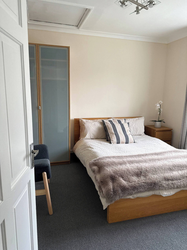 Room 3, Bright 3-bed House · 6 Min to Elizabeth Line, London