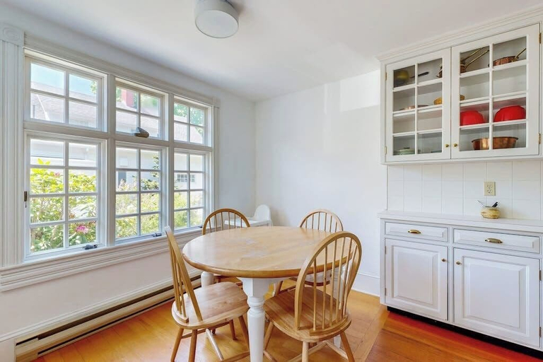Room 2, Parker House: Historic Home - Walk Downtown, Dog-friendly & Washer/dryer, Knox