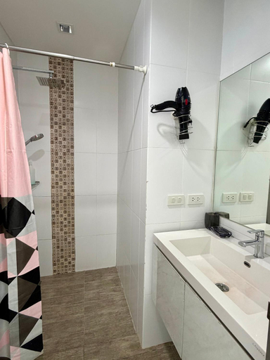 Bathroom 4, Grand Blue Condominium by Mary, Klaeng