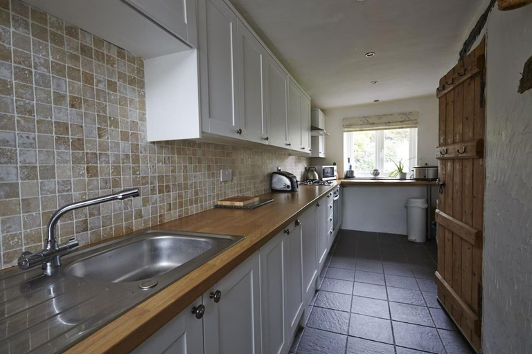 Private kitchen 4, Lakeside Cottage - Sleeps 8 - Garden, Cumbria