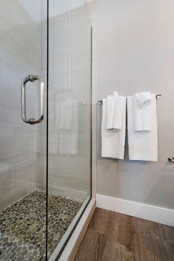 Bathroom, The Birches Condotel Unit 3, Leelanau