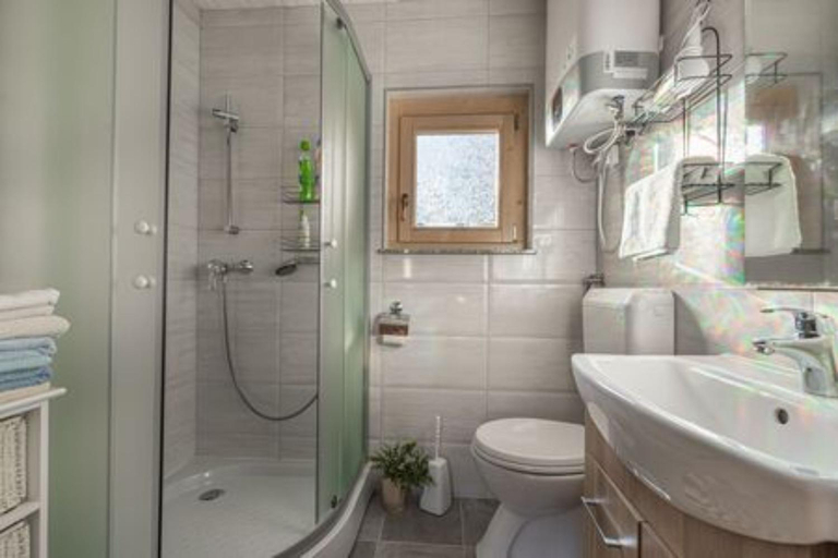 Bathroom 2, Vilinija Log Cabins, Bistrica ob Sotli