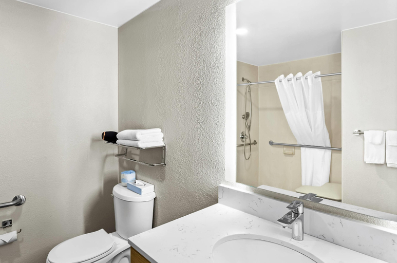Bathroom 4, Suburban Studios Charleston - Civic Center, Kanawha