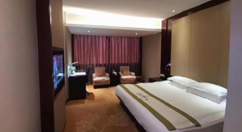 Bedroom 2, Quanzhou Overseas Chinese Hotel, Quanzhou