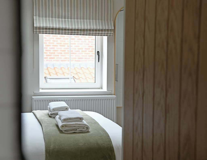 Room 2, The Stables - Stylish Stay Sleeps 6 and Parking, York