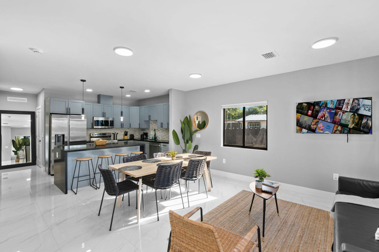 Food & Drinks, Miami Townhouse - We Host, Miami-Dade