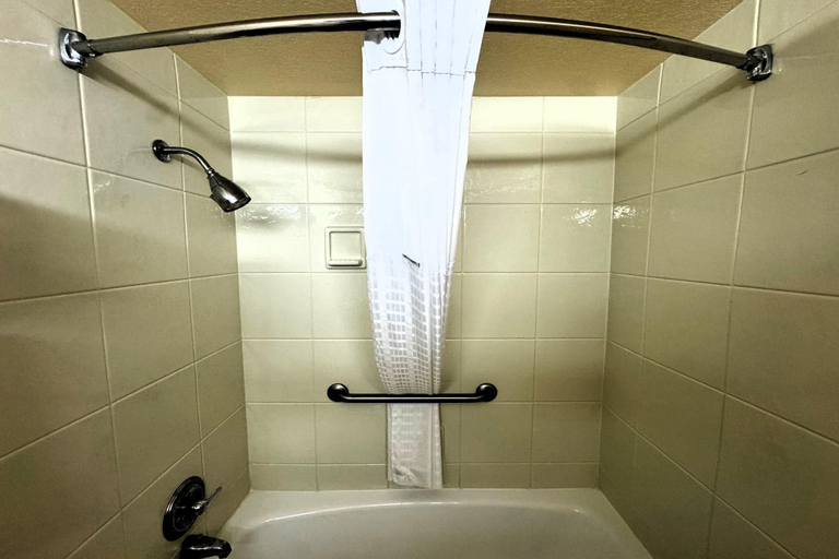 Bathroom 4, Ramada by Wyndham Birmingham Airport, Jefferson