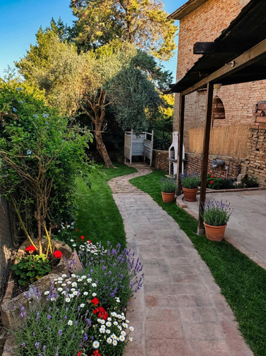 Garden 3, Charming 2-Floor Apartment with Vineyard Views in Morro dAlba, Ancona