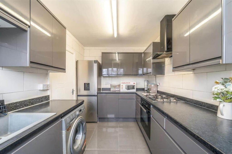 Private kitchen 2, Cozy 2-bed Escape in Blackheath Smart Studio, London