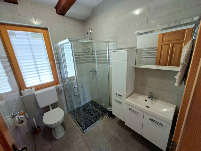 Bathroom, Lahinja & Kolpa river apartments, Metlika