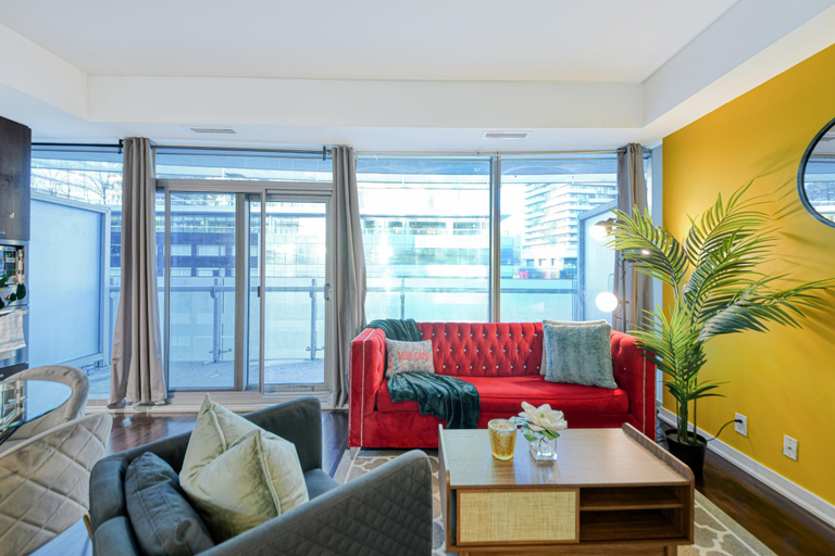 Living area, Aster Bay Hotel, Toronto