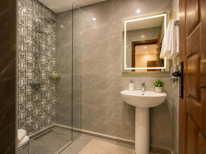 Bathroom 4, Perla Pyramids Palace, Al-Ahram
