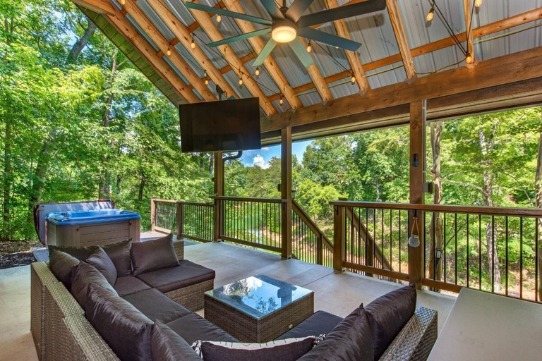Living area, The Flying Cloud, Jefferson