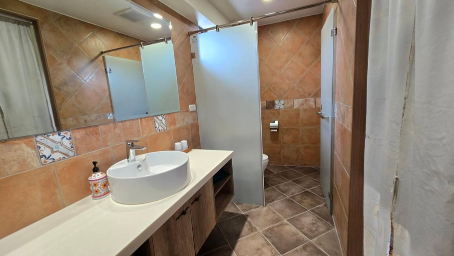 Bathroom, 50 Lan House, Yilan