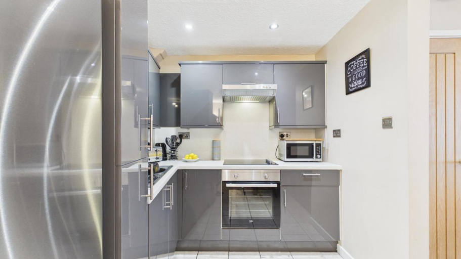Others 5, Harry's - 2 Bedroom Holiday Home - Tenby, Pembrokeshire