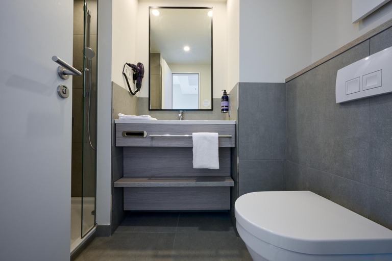 Bathroom 5, Premier Inn Würzburg, Würzburg