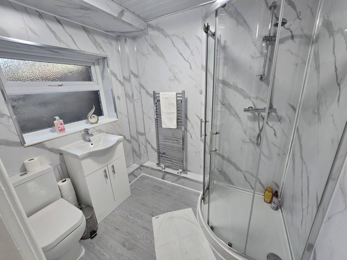 Bathroom 2, House 5 minutes from Sefton Park, Sefton