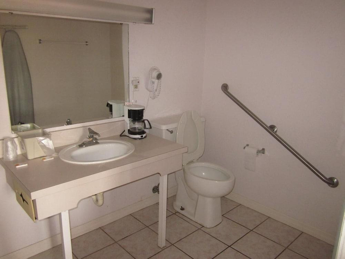 Bathroom 5, Westmont Inn - Lakeland, Polk