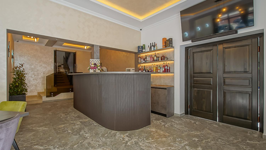 Food & Drinks 4, Sub Cetate, Rasnov
