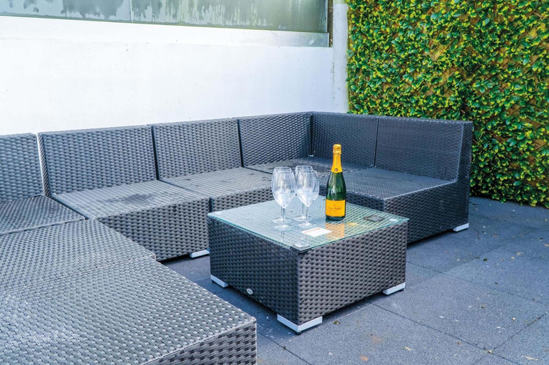 Food & Drinks 4, Luxurious Apartment Charlton Mews - 2 Bed - Tenby, Pembrokeshire