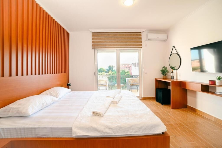 Room 2, Lux Ariana