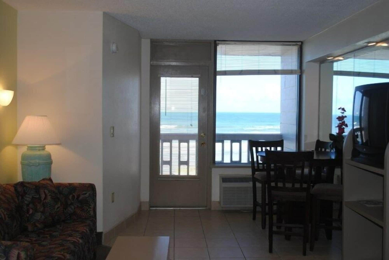 Living area, Howard Johnson by Wyndham Oceanfront Daytona Beach, Volusia