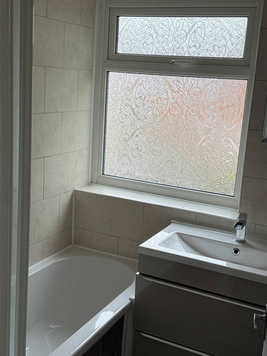 Bathroom 2, Bright 3-bed House · 6 Min to Elizabeth Line, London
