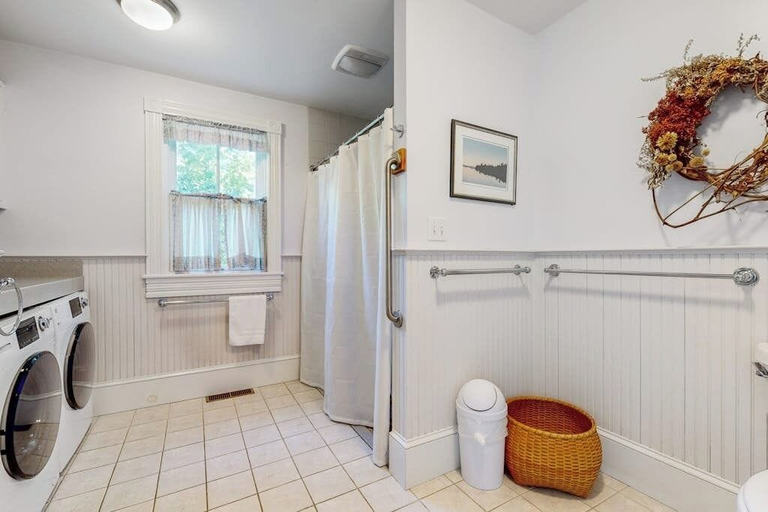 Bathroom 4, Parker House: Historic Home - Walk Downtown, Dog-friendly & Washer/dryer, Knox