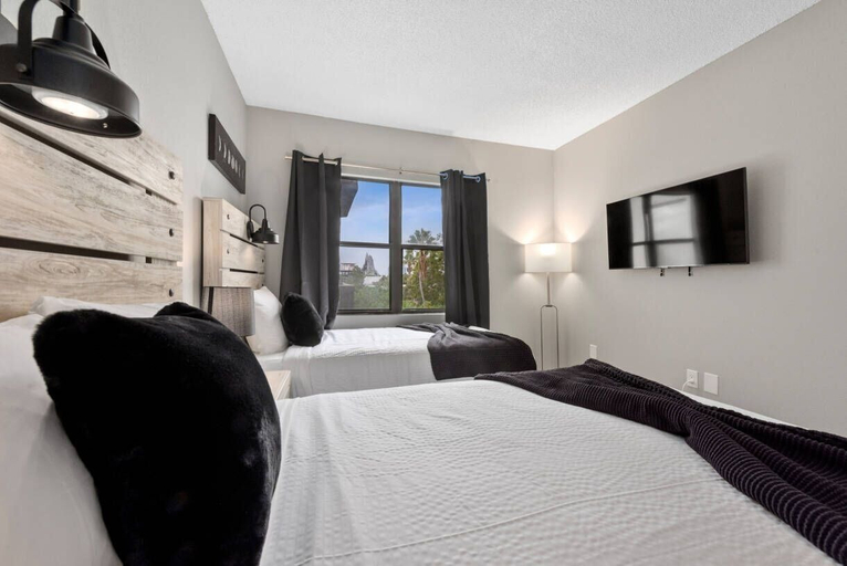 Room 5, 2BR Suite at The Enclavenear Universal, Orange