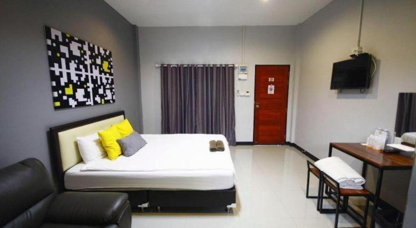 Bedroom 3, Nithra Ratree Hotel, Kabin Buri