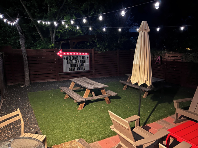 Outdoor dining 2, East 18th, Travis