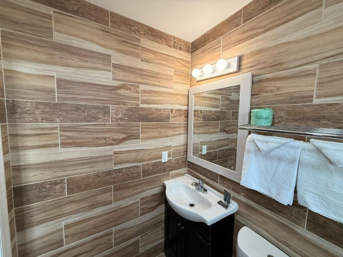 Bathroom 3, Haiban Hotel Jersey City, Jersey City